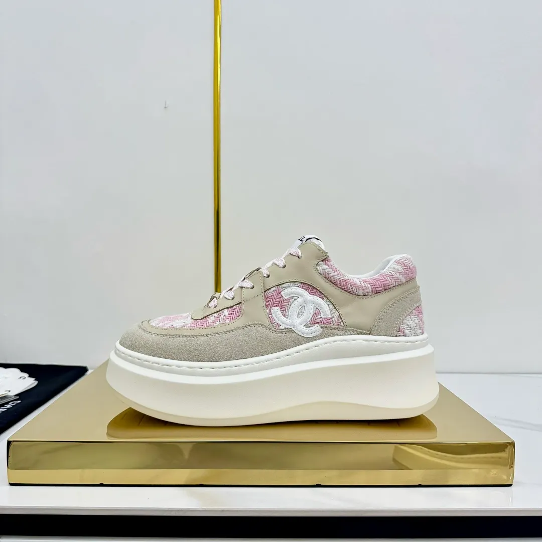 👟👟Ex-factory price 600👟👟 Upgraded version, upgraded version, upgraded version! No rebuttal accepted! ! ! ! Chanel Chanel panda shoes! 2025 counter's top casual sports shoes. This classic design; the upper is electro-embroidered with a variety of techniques; the outsole is fashionable and sporty; the unusual inclusion of a variety of color matching elements... The diversified mix and match is very good-looking and versatile, and can be used for leisure, fashion, sports, and outdoor... ꫛꫀꪝ Go➫ Materials: ❶Upper made of: original imported first-layer silk cowhide + original waterproof cloth + original first-layer cowhide ❷Inner lining: Original Yangli+Net ❸Outsole based on: Original TPU combination outsole Counter boutique packaging complete set for women 35–41 👉 👉 👉 👉 👉